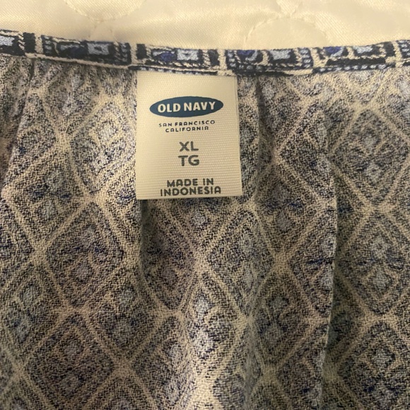 Old Navy V-neck Boho top in XL. Loose fitting and in Good condition. - Picture 2 of 9